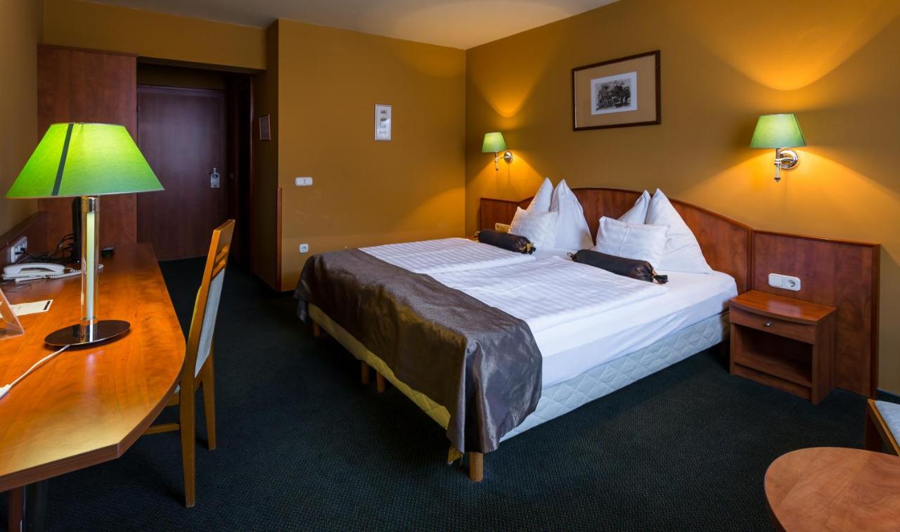Hotel Gottwald Tata Extérieur photo