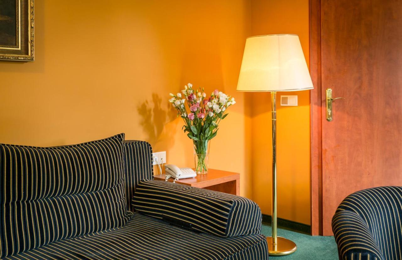 Hotel Gottwald Tata Extérieur photo