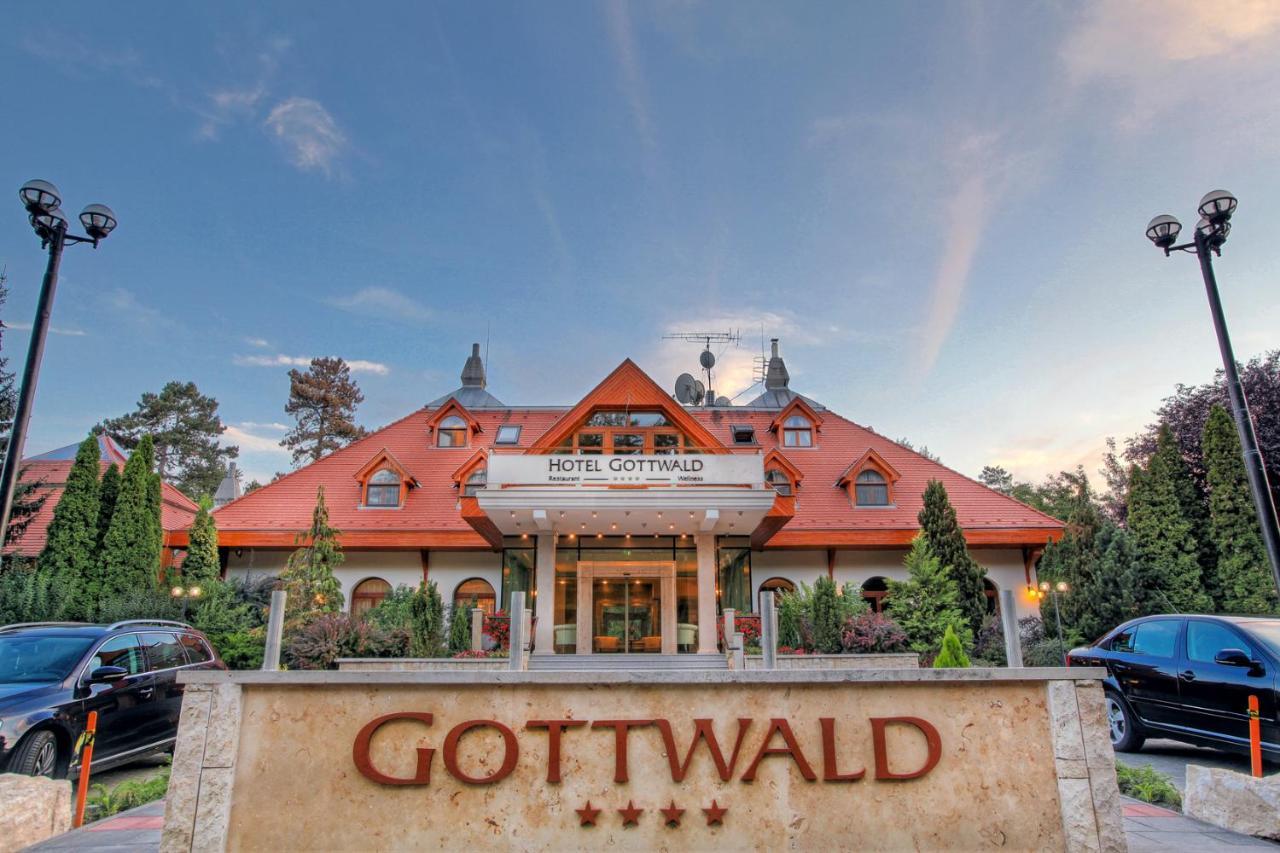 Hotel Gottwald Tata Extérieur photo